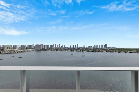 Condominio en venta en North Miami Beach, Florida, 3 dormitorios, 206.71 m2 № 1862840 - foto 1