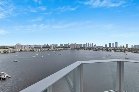 Condominio en venta en North Miami Beach, Florida, 3 dormitorios, 206.71 m2 № 1862840 - foto 2