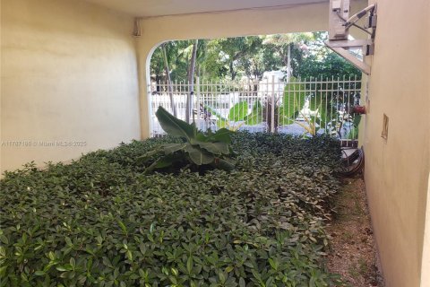 Condo in Hollywood, Florida, 1 bedroom  № 1702021 - photo 13