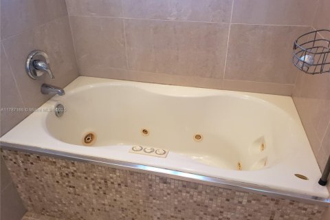 Condo in Hollywood, Florida, 1 bedroom  № 1702021 - photo 4