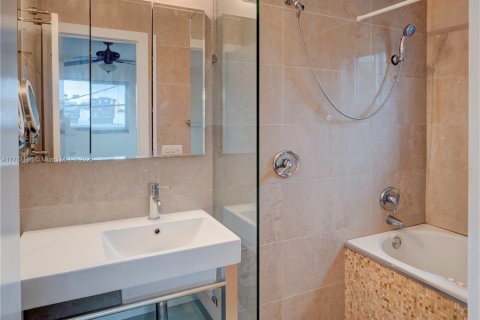 Condo in Hollywood, Florida, 1 bedroom  № 1702021 - photo 19