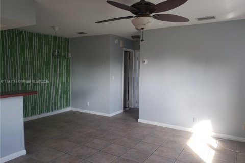 Condo in Hollywood, Florida, 1 bedroom  № 1702021 - photo 8