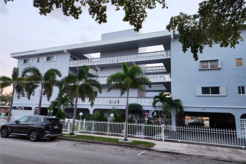 Condo in Hollywood, Florida, 1 bedroom  № 1702021 - photo 1