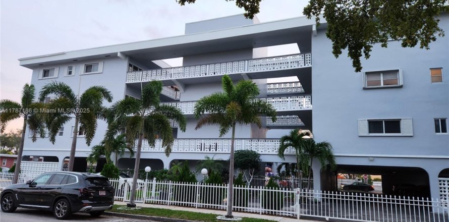 Condo in Hollywood, Florida, 1 bedroom № 1702021