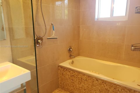 Condo in Hollywood, Florida, 1 bedroom  № 1702021 - photo 3