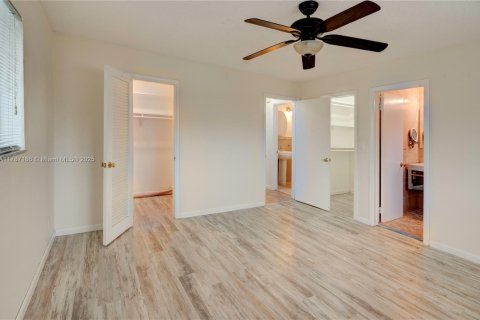 Condo in Hollywood, Florida, 1 bedroom  № 1702021 - photo 18