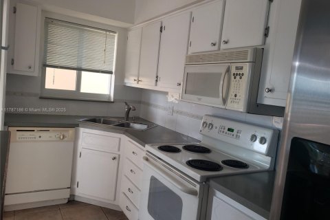 Condo in Hollywood, Florida, 1 bedroom  № 1702021 - photo 12