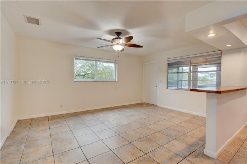 Condo in Hollywood, Florida, 1 bedroom  № 1702021 - photo 15