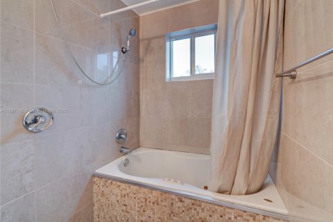 Condo in Hollywood, Florida, 1 bedroom  № 1702021 - photo 20
