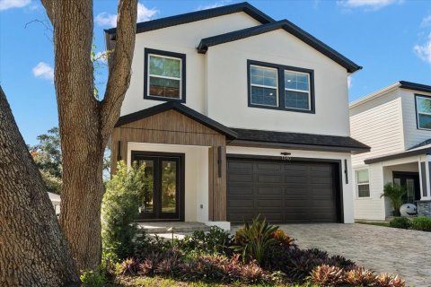 House in Dunedin, Florida 5 bedrooms, 278.71 sq.m. № 2419708 - photo 2