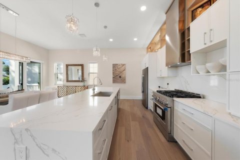 House in Dunedin, Florida 5 bedrooms, 278.71 sq.m. № 2419708 - photo 8