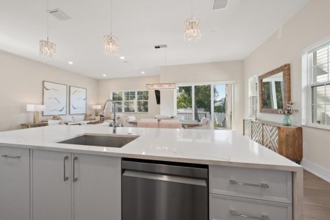 House in Dunedin, Florida 5 bedrooms, 278.71 sq.m. № 2419708 - photo 11
