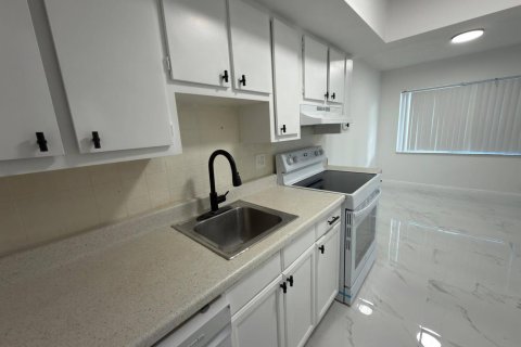 Condo in Lauderhill, Florida, 2 bedrooms  № 2087066 - photo 10