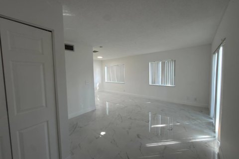 Condo in Lauderhill, Florida, 2 bedrooms  № 2087066 - photo 13