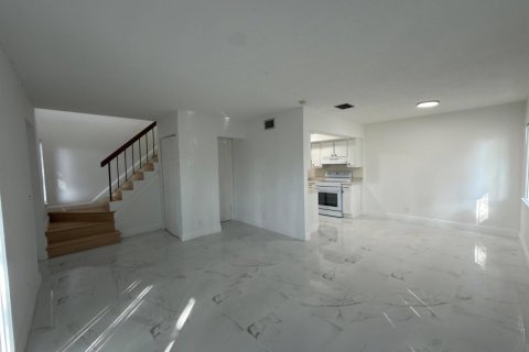 Condo in Lauderhill, Florida, 2 bedrooms  № 2087066 - photo 4