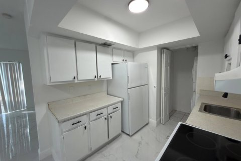 Condo in Lauderhill, Florida, 2 bedrooms  № 2087066 - photo 8