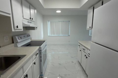 Condo in Lauderhill, Florida, 2 bedrooms  № 2087066 - photo 9