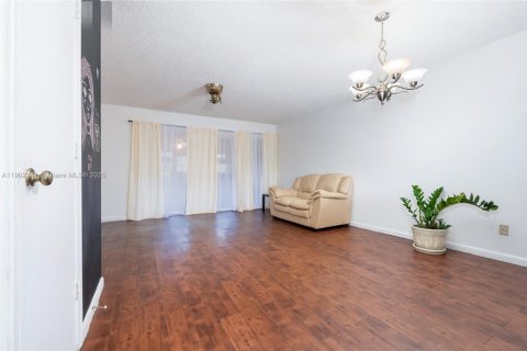 Touwnhouse à vendre à Coconut Creek, Floride: 2 chambres, 97.92 m2 № 1955494 - photo 2