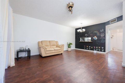 Touwnhouse à vendre à Coconut Creek, Floride: 2 chambres, 97.92 m2 № 1955494 - photo 3