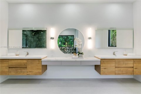 House in Miami, Florida 6 bedrooms, 560.01 sq.m. № 1941492 - photo 19