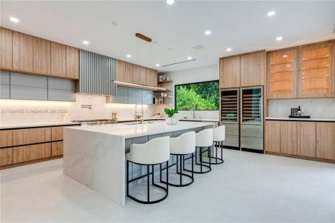House in Miami, Florida 6 bedrooms, 560.01 sq.m. № 1941492 - photo 5
