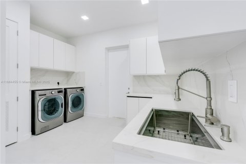 House in Miami, Florida 6 bedrooms, 560.01 sq.m. № 1941492 - photo 21