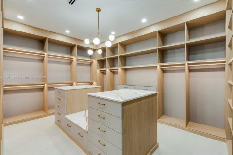 House in Miami, Florida 6 bedrooms, 560.01 sq.m. № 1941492 - photo 18