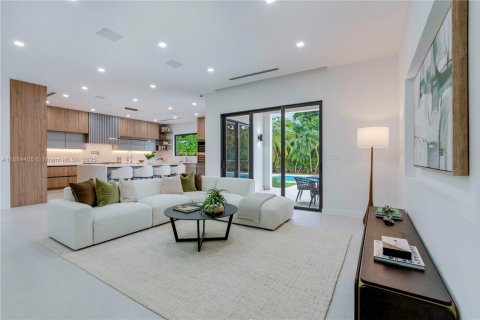 House in Miami, Florida 6 bedrooms, 560.01 sq.m. № 1941492 - photo 6
