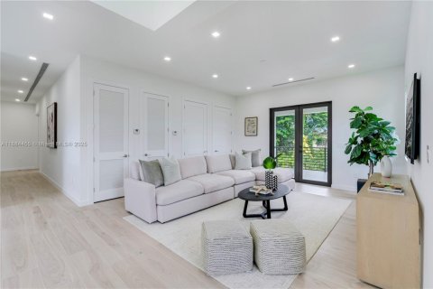 House in Miami, Florida 6 bedrooms, 560.01 sq.m. № 1941492 - photo 12