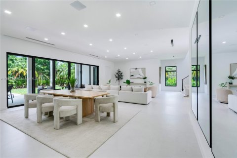 House in Miami, Florida 6 bedrooms, 560.01 sq.m. № 1941492 - photo 8