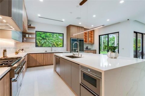 House in Miami, Florida 6 bedrooms, 560.01 sq.m. № 1941492 - photo 7
