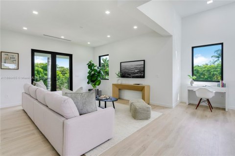 House in Miami, Florida 6 bedrooms, 560.01 sq.m. № 1941492 - photo 15