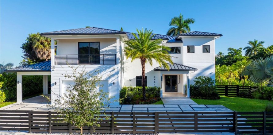 House in Miami, Florida 6 bedrooms, 560.01 sq.m. № 1941492