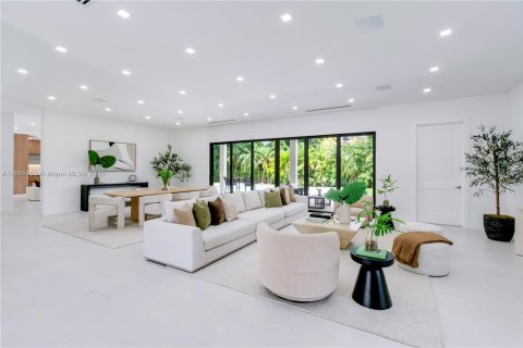 House in Miami, Florida 6 bedrooms, 560.01 sq.m. № 1941492 - photo 3
