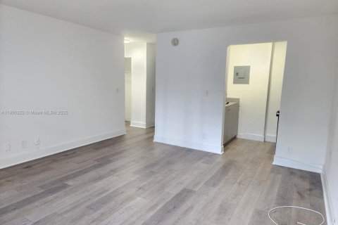 Apartamento en alquiler en Miami, Florida, 1 dormitorio, 46.45 m2 № 1951952 - foto 2
