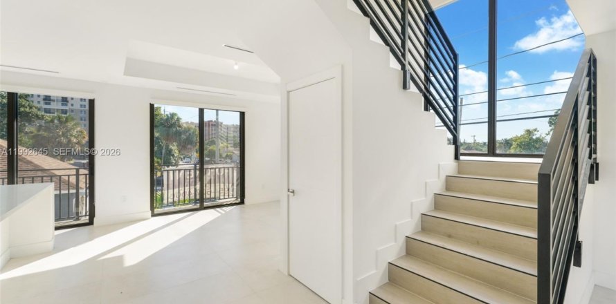 Adosado en Miami, Florida 3 dormitorios, 165.64 m2 № 2056659