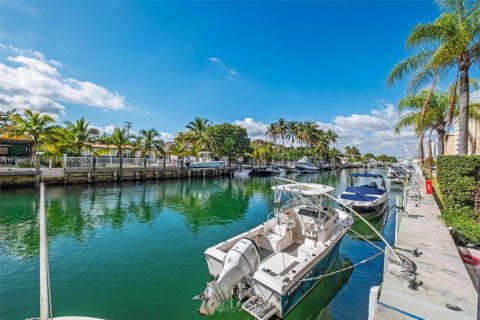 Condo in North Miami, Florida, 2 bedrooms  № 2086766 - photo 29