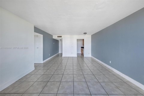 Condo in North Miami, Florida, 2 bedrooms  № 2086766 - photo 15