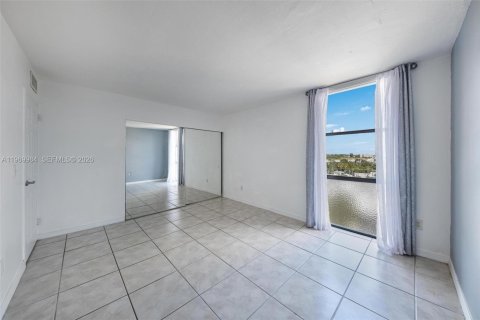Condo in North Miami, Florida, 2 bedrooms  № 2086766 - photo 17