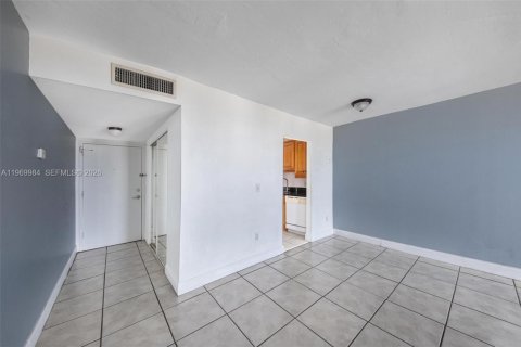 Condo in North Miami, Florida, 2 bedrooms  № 2086766 - photo 16