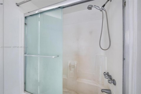 Condo in North Miami, Florida, 2 bedrooms  № 2086766 - photo 26