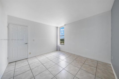 Condo in North Miami, Florida, 2 bedrooms  № 2086766 - photo 23