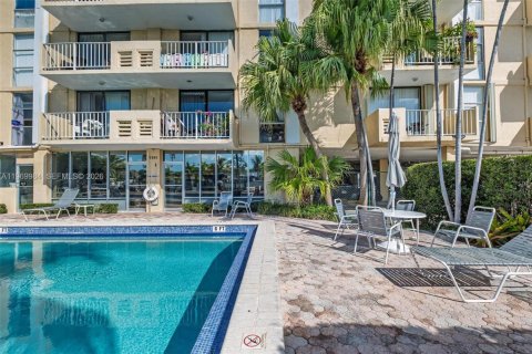Condo in North Miami, Florida, 2 bedrooms  № 2086766 - photo 30