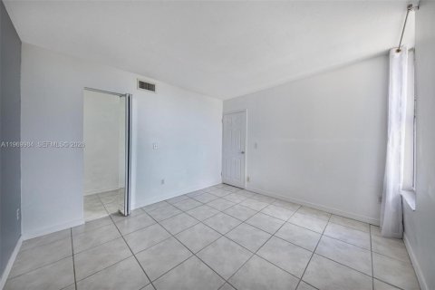 Condo in North Miami, Florida, 2 bedrooms  № 2086766 - photo 24