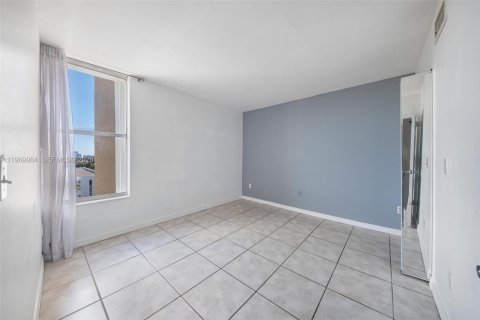 Condo in North Miami, Florida, 2 bedrooms  № 2086766 - photo 22
