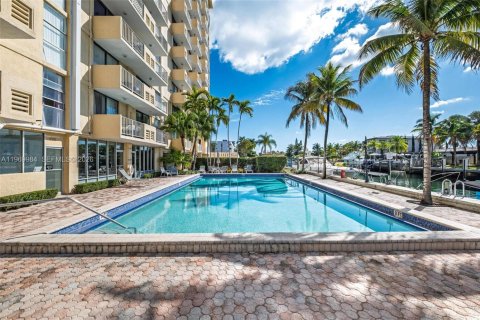 Condo in North Miami, Florida, 2 bedrooms  № 2086766 - photo 28