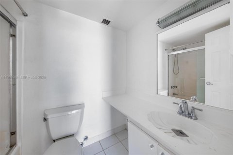Condo in North Miami, Florida, 2 bedrooms  № 2086766 - photo 20