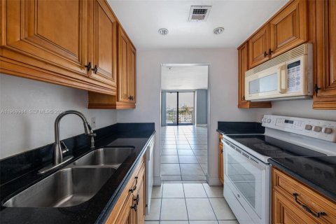 Condo in North Miami, Florida, 2 bedrooms  № 2086766 - photo 10