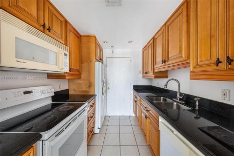 Condo in North Miami, Florida, 2 bedrooms  № 2086766 - photo 9