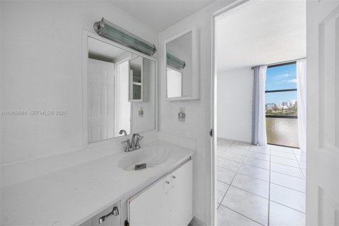 Condo in North Miami, Florida, 2 bedrooms  № 2086766 - photo 21